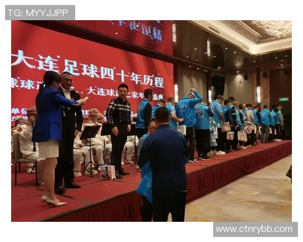 足球明星齐聚一堂共庆盛典精彩瞬间尽在此图中展现无遗